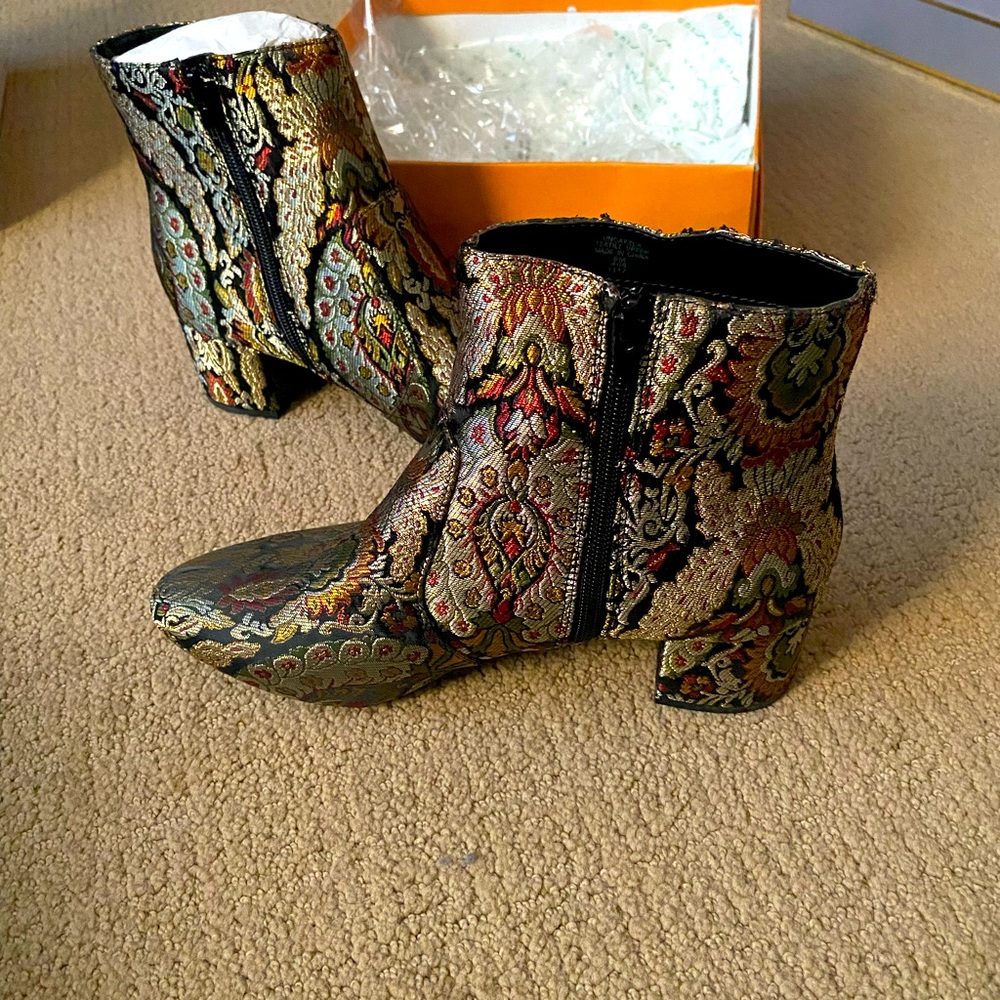 Unisa print fabric booties - Size 8 New in box!